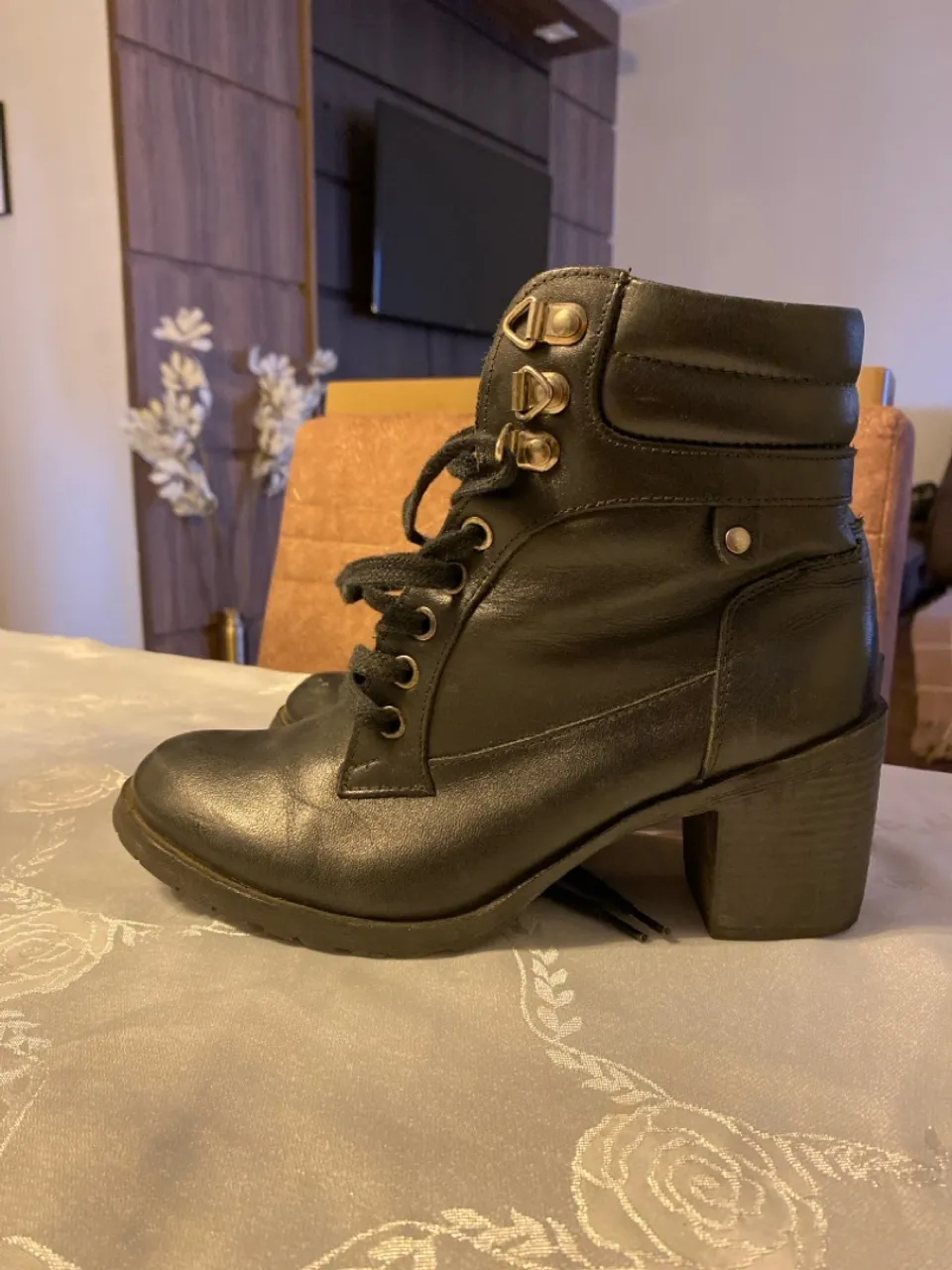 Linda bota de couro da Constance