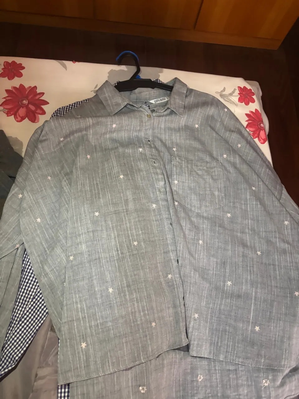 Camisa cinza com estrelas