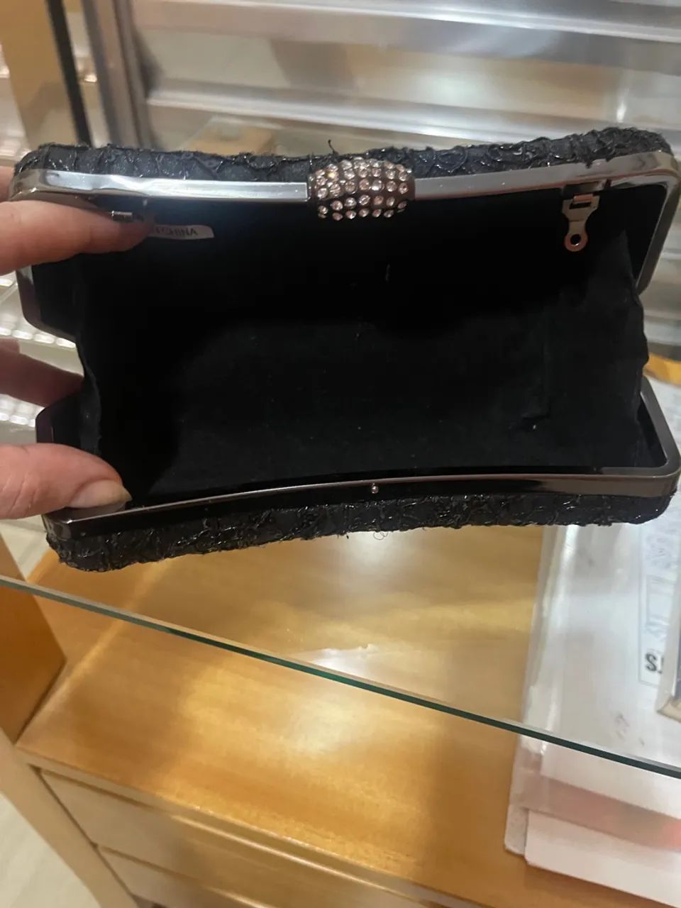Clutch preta com detalhe em strass - Foto 4