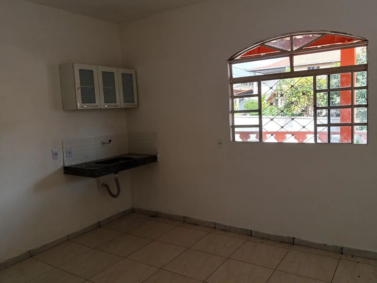 Kitnets homens/mulheres mobiliada ou sem móveis/cozinha,sala,varanda, garagem  - Foto 5