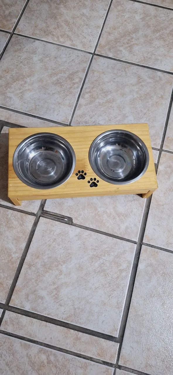 Comedouro e  bebedouro para  cães  pequenos ou  gatos