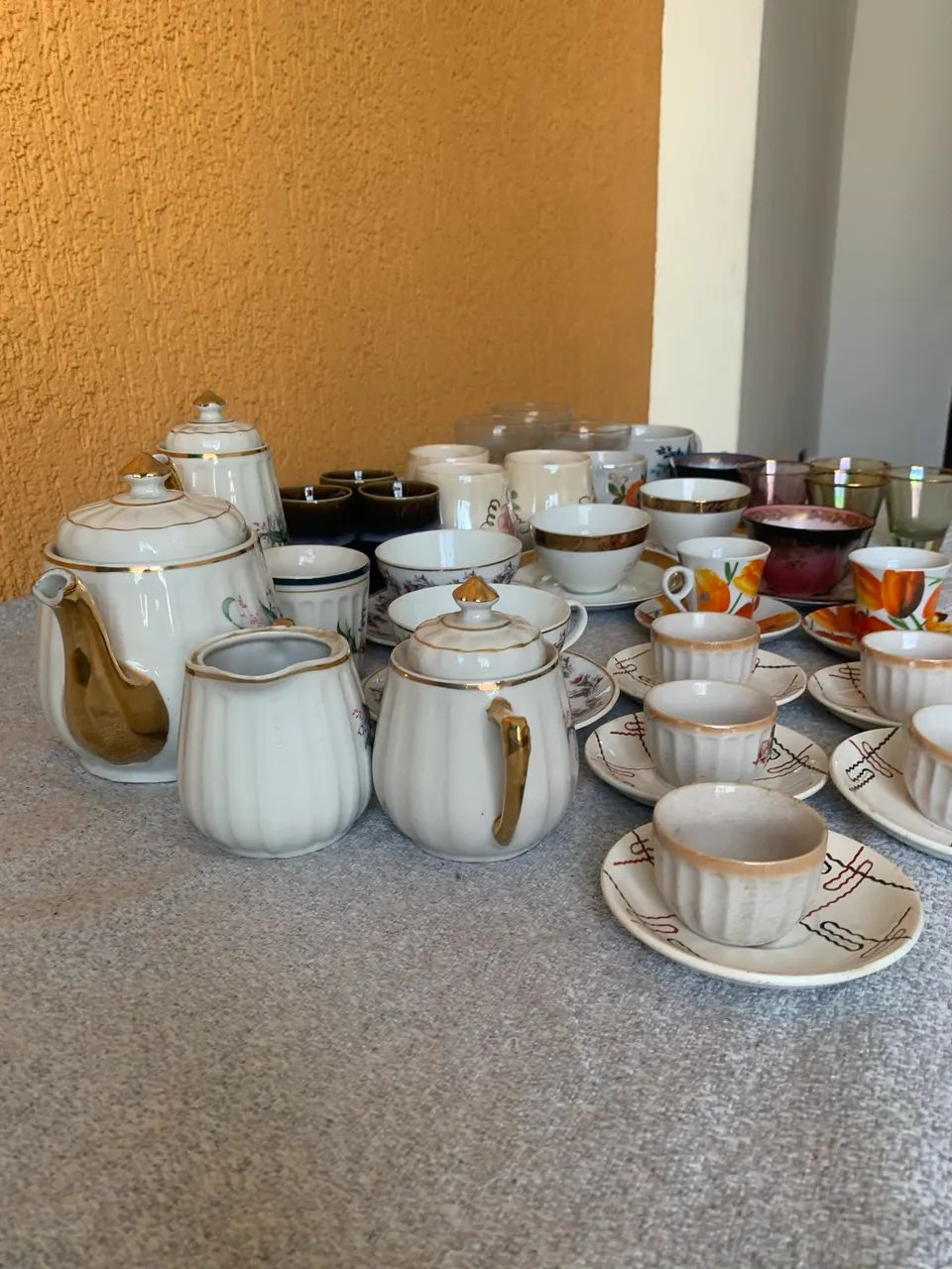 JOGOS DE XÍCARAS DE PORCELANAS , BULES , CREMELEIRAS DOS ANOS 60/70