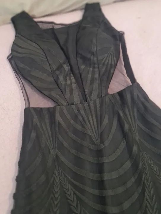  Belíssimo Vestido Longo Preto com Detalhes em Renda e tule  - Foto 2
