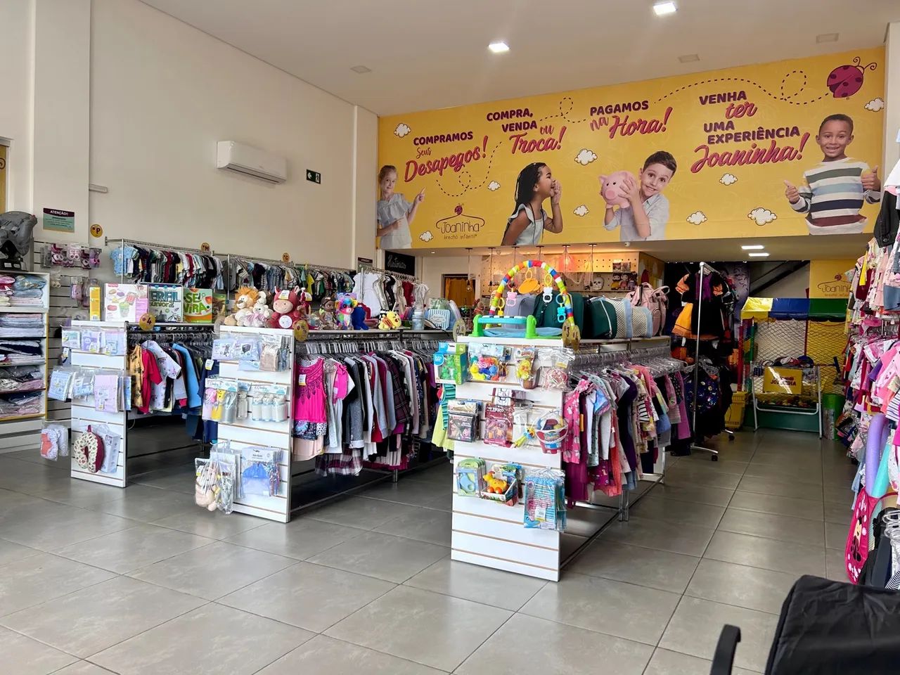 Vende-se fundo de loja de roupas - mobiliário completo  - Foto 3