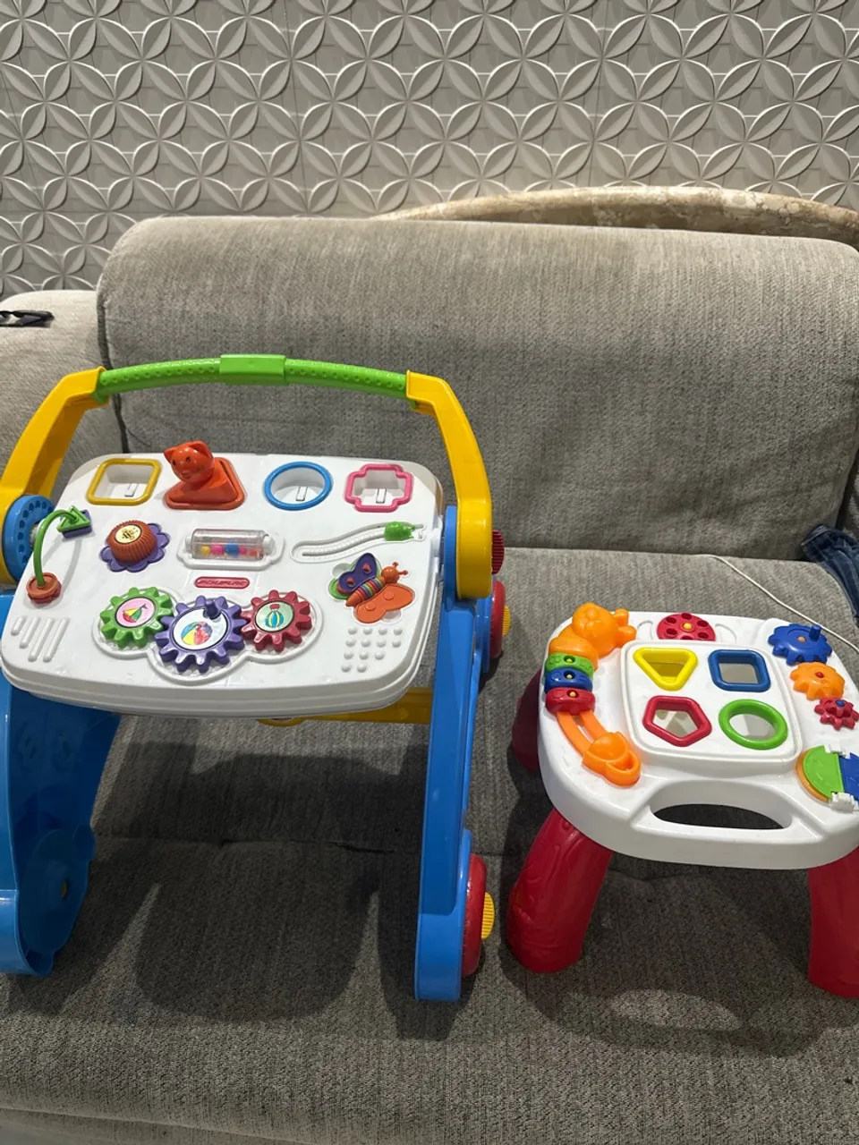 Andador e mesa de atividades para bebê