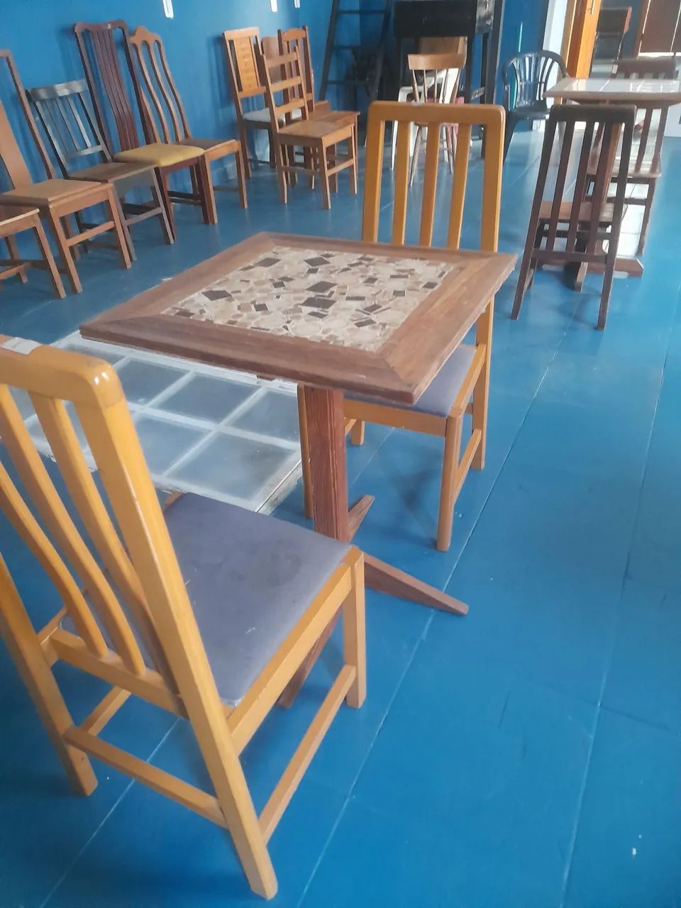 Mesa com duas cadeiras em madeira - Foto 4