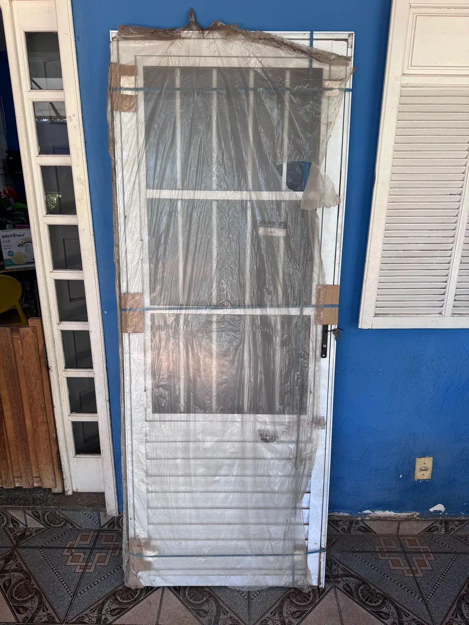 Porta Social Alumínio Branco Líder 210x80 - Direita (Postigo e Grade) - NOVA NA EMBALAGEM - Foto 2