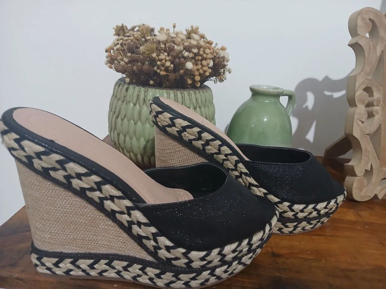 Sandália Anabela Preta com Detalhes em Palha