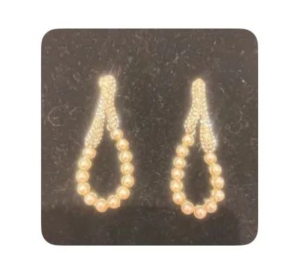 Brincos de pérolas e detalhes em strass