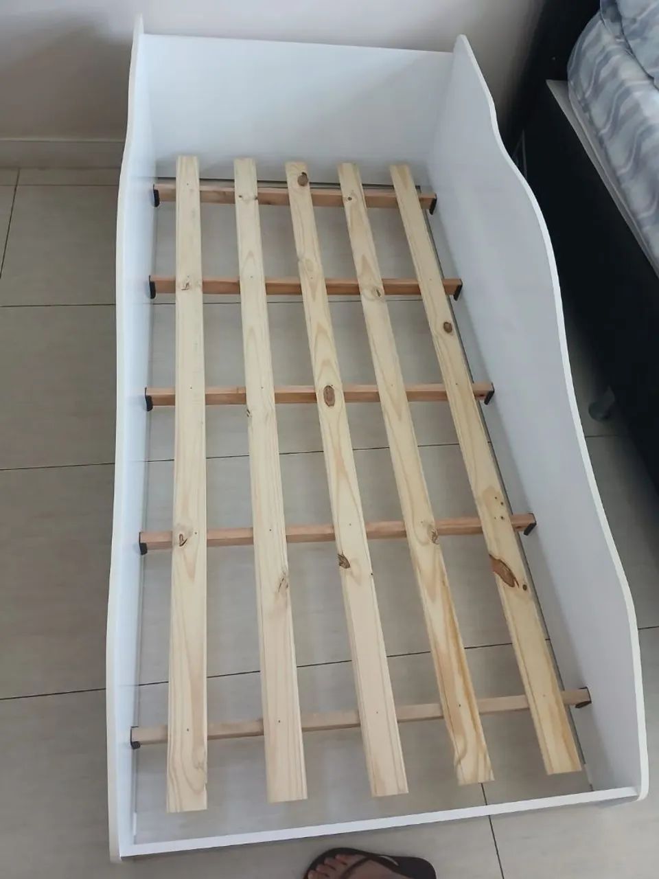 Cama Infantil Branca com Estrado de Madeira