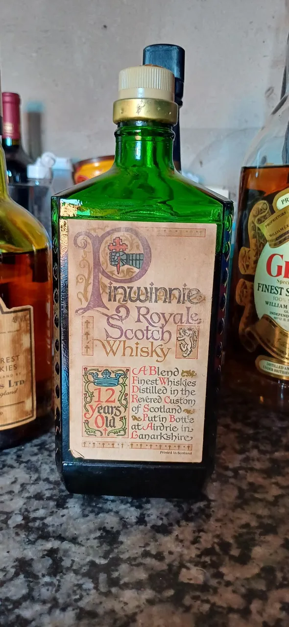 Garrafa de Whisky Pinwinnie 12 Anos mias J&B 15 anos. - Colecionador