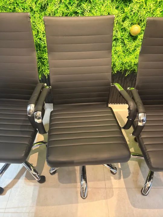 Vendo 4 cadeiras NOVAS de escritório esteirinha charles eames - Foto 4