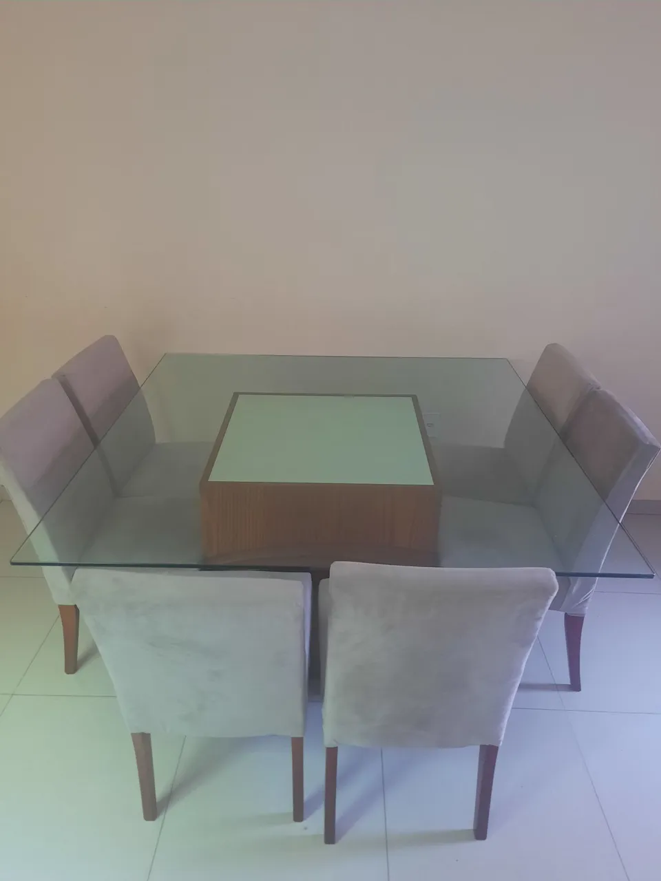 Mesa de jantar com tampo de vidro e 8 cadeiras