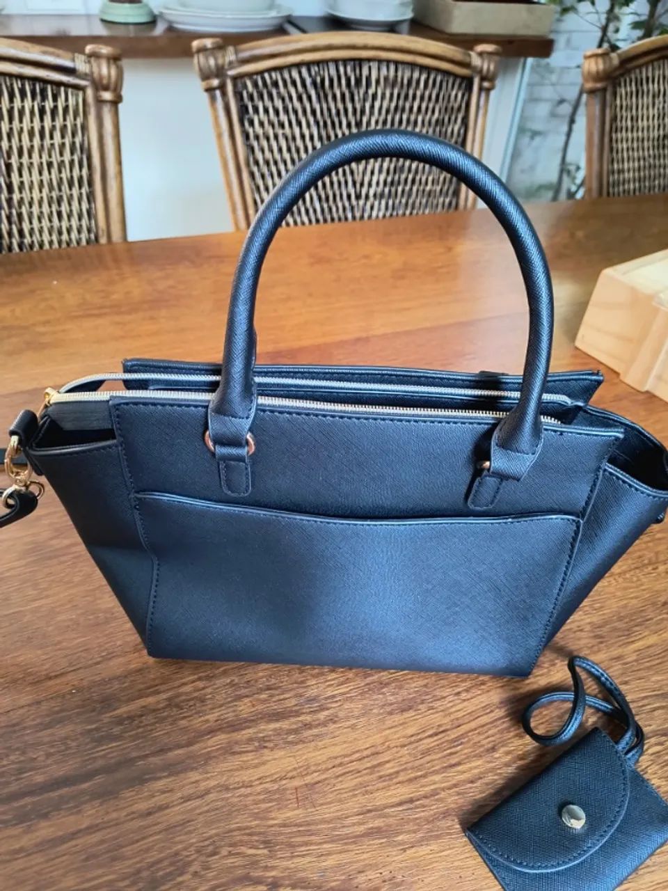 Bolsa preta estruturada de mão ou transversal - Foto 3