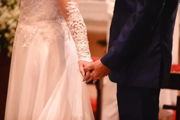 Vestido de Noiva (acompanha mantilha rendada longa e cauda) - Foto 3