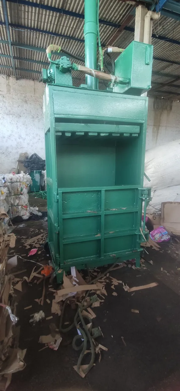 Prensa enfardadeira para reciclagem de materiais