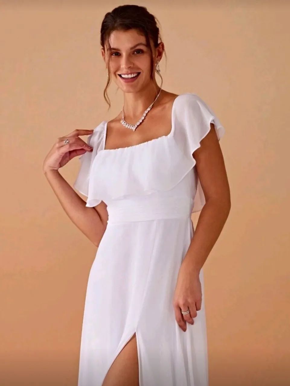 Vestido branco longo com babado e fenda lateral - Foto 4