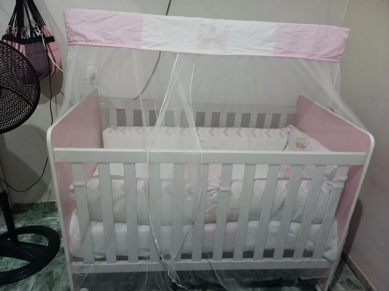 Berço com Mosquiteiro - Branco e Rosa