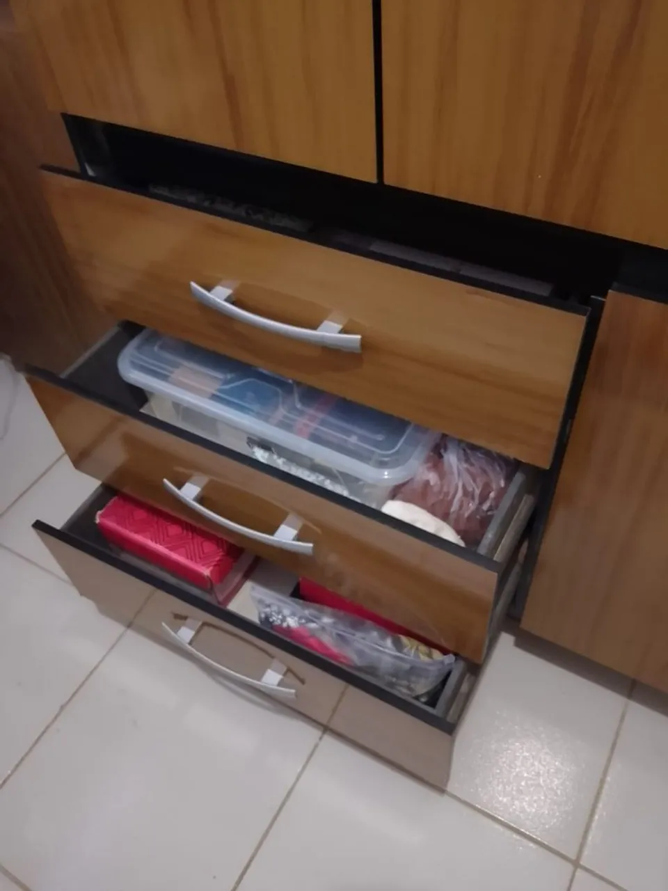 Armário com gavetas em ótimo estado