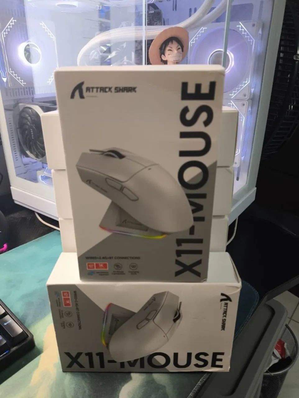 mouse atack shark x11 com dock de carregamento tenho preto e branco  - Foto 2