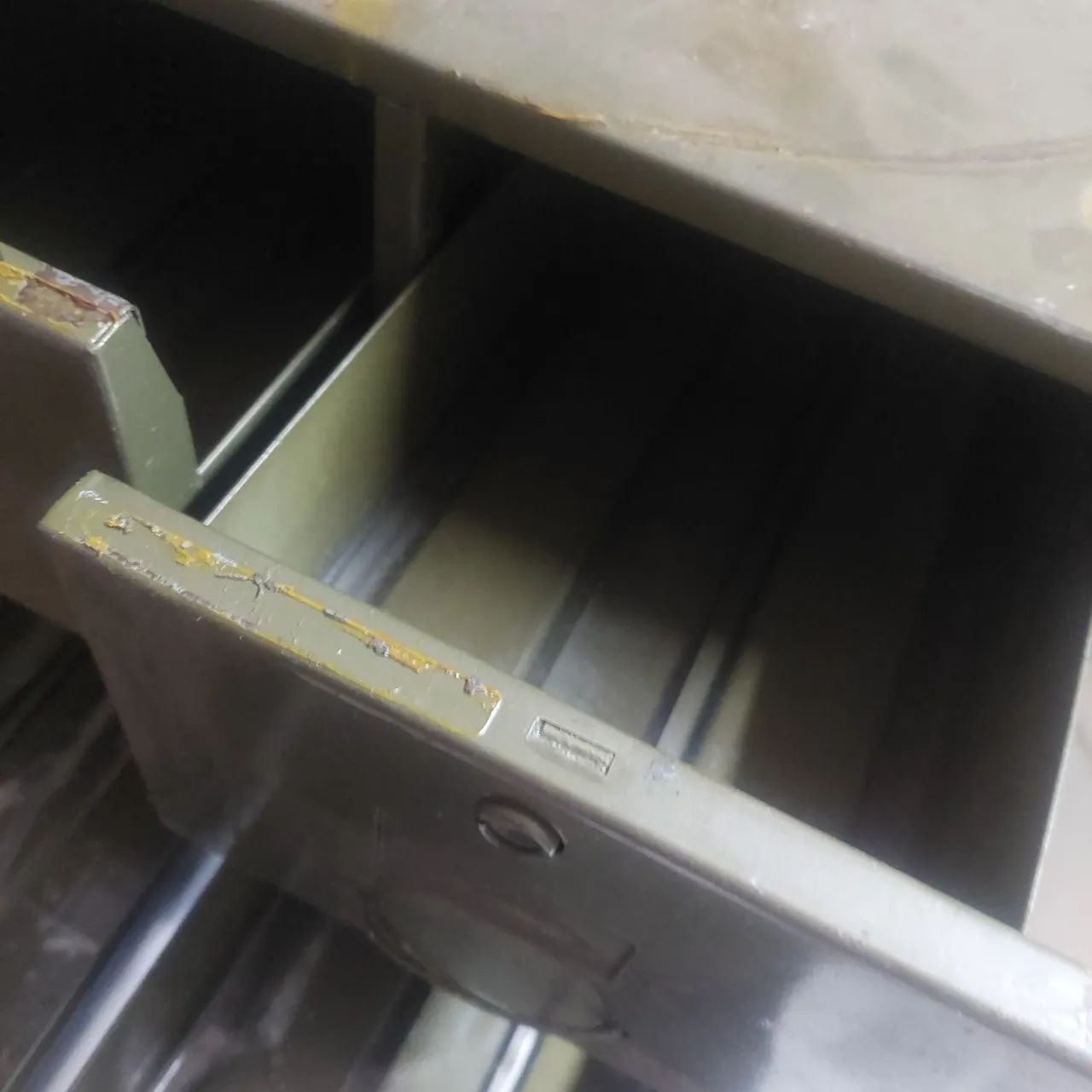 vendo um fichario por 55 reais  da tambem para ferramenta 