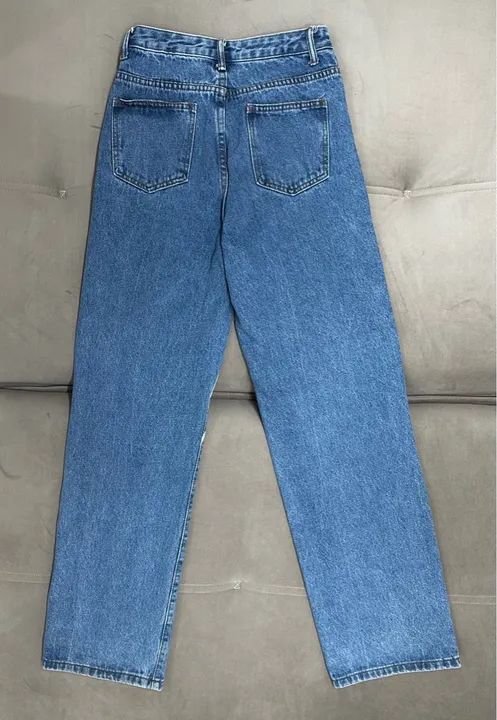 Calça Jeans Azul Descolada com Estampa de Carinhas - Foto 2