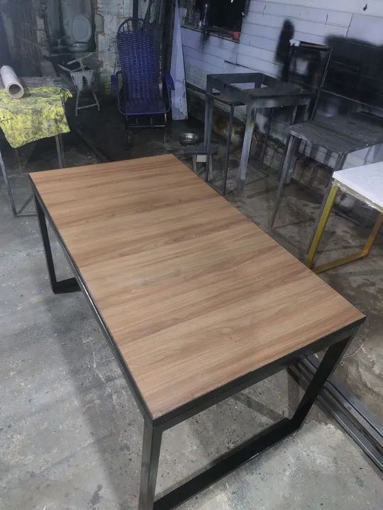 Mesa de Jantar em Mdf com Pernas de Ferro