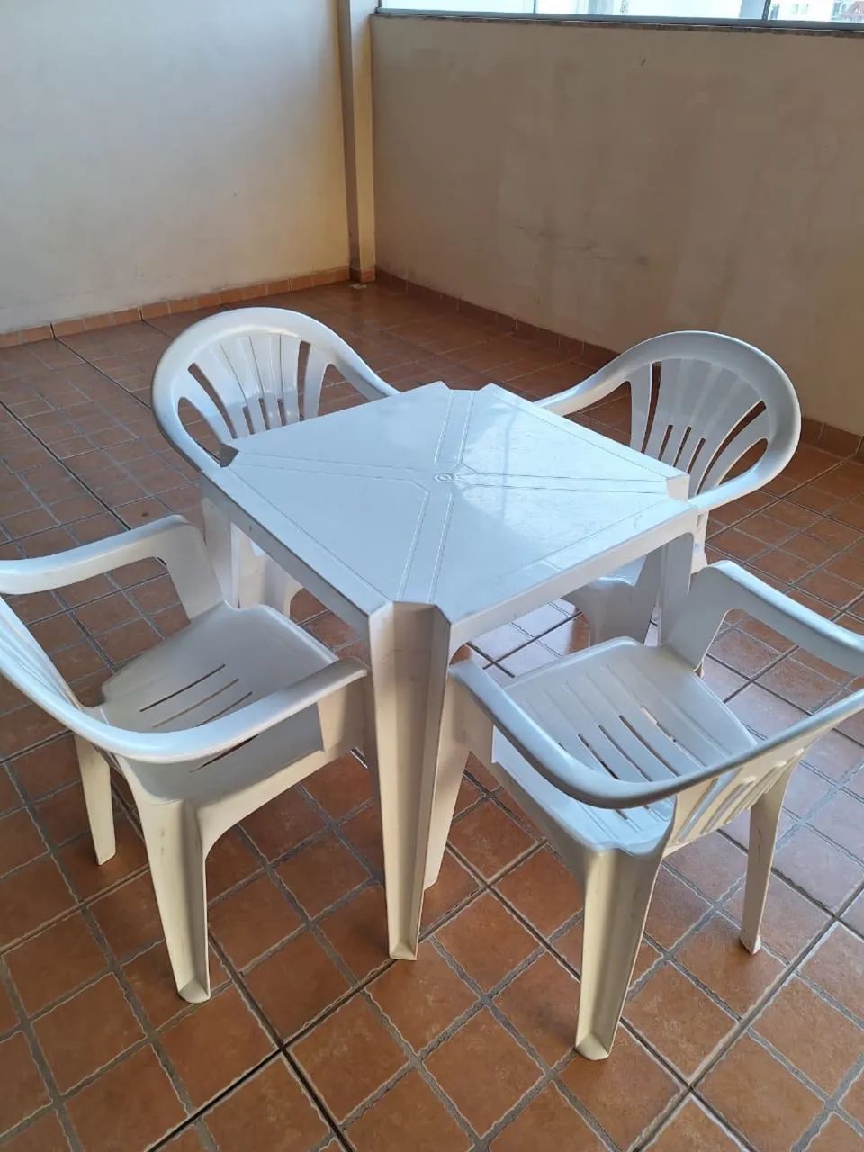 Jogo de 1 mesa + 4 cadeiras de plástico