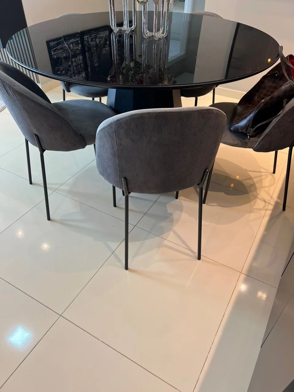 Mesa de jantar redonda em vidro preto e 5 cadeiras estofadas de jantar   - Foto 4