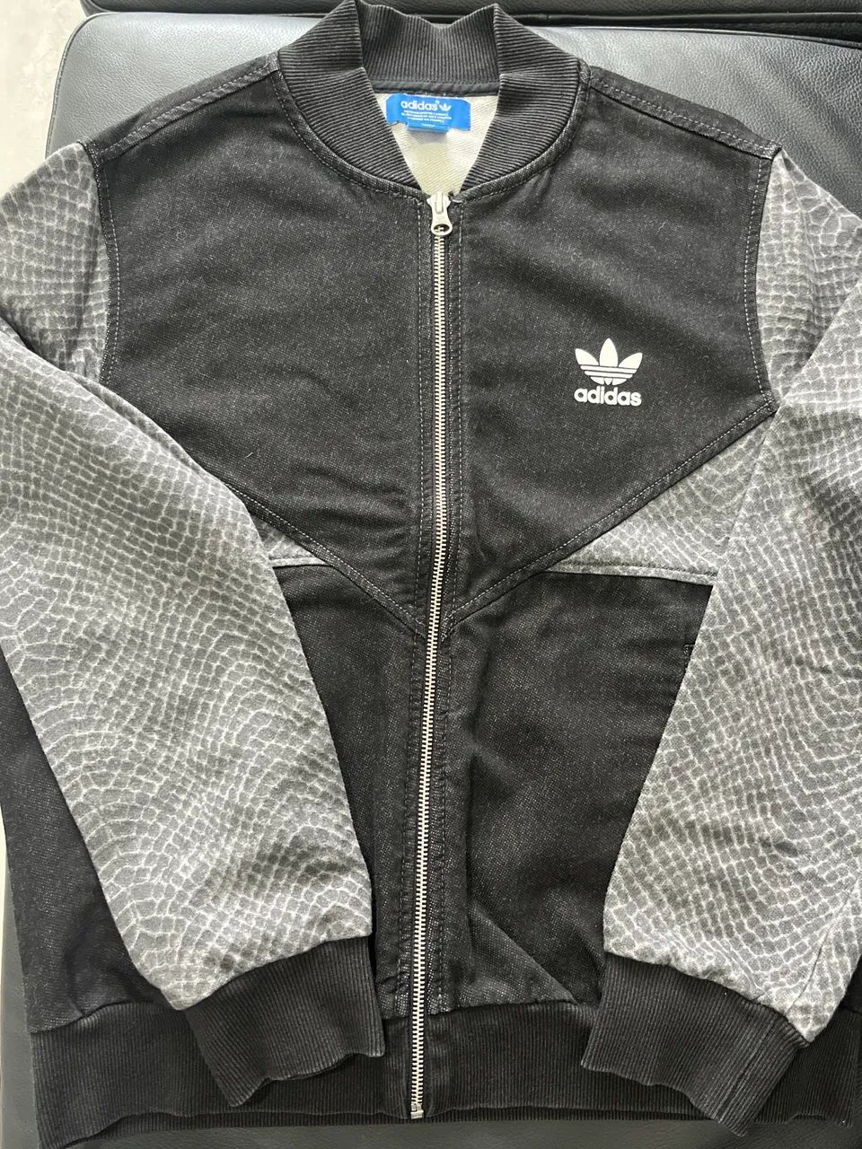 Casaco Adidas cinza e preto