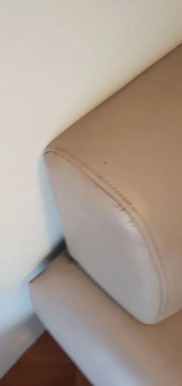 Sofá de 2 lugares em courino bege - Foto 2