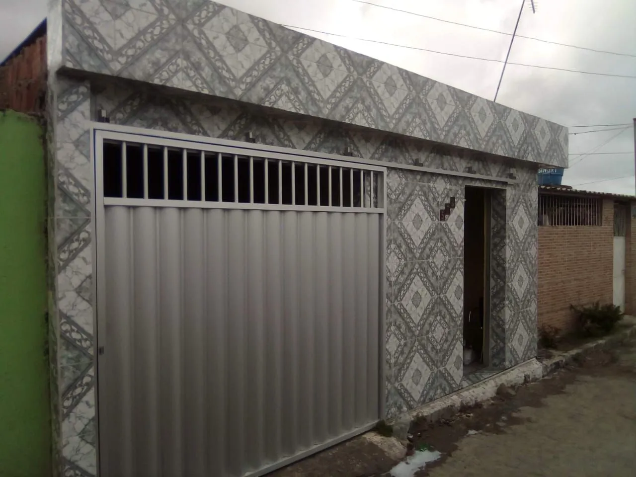 Vende-se cada em Caetés 1 com 3 quartos 2 banheiros valor 55,000 a conversa