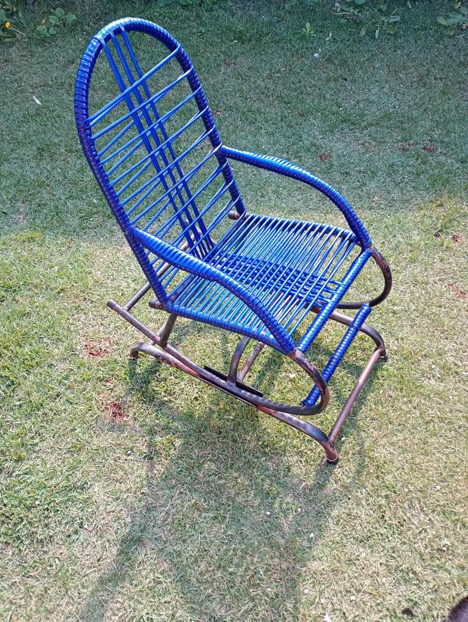 Cadeira de balanço azul artesanal
