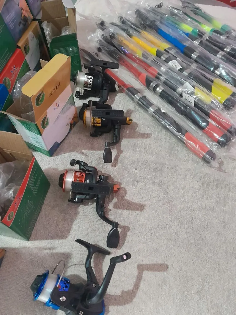 VARINHA de PESCAR 1.70m e MOLINETE 120 REAIS AVISTA