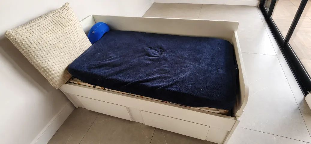 Cama-sofá infantil em MDF branco com 2 gavetões - Foto 4