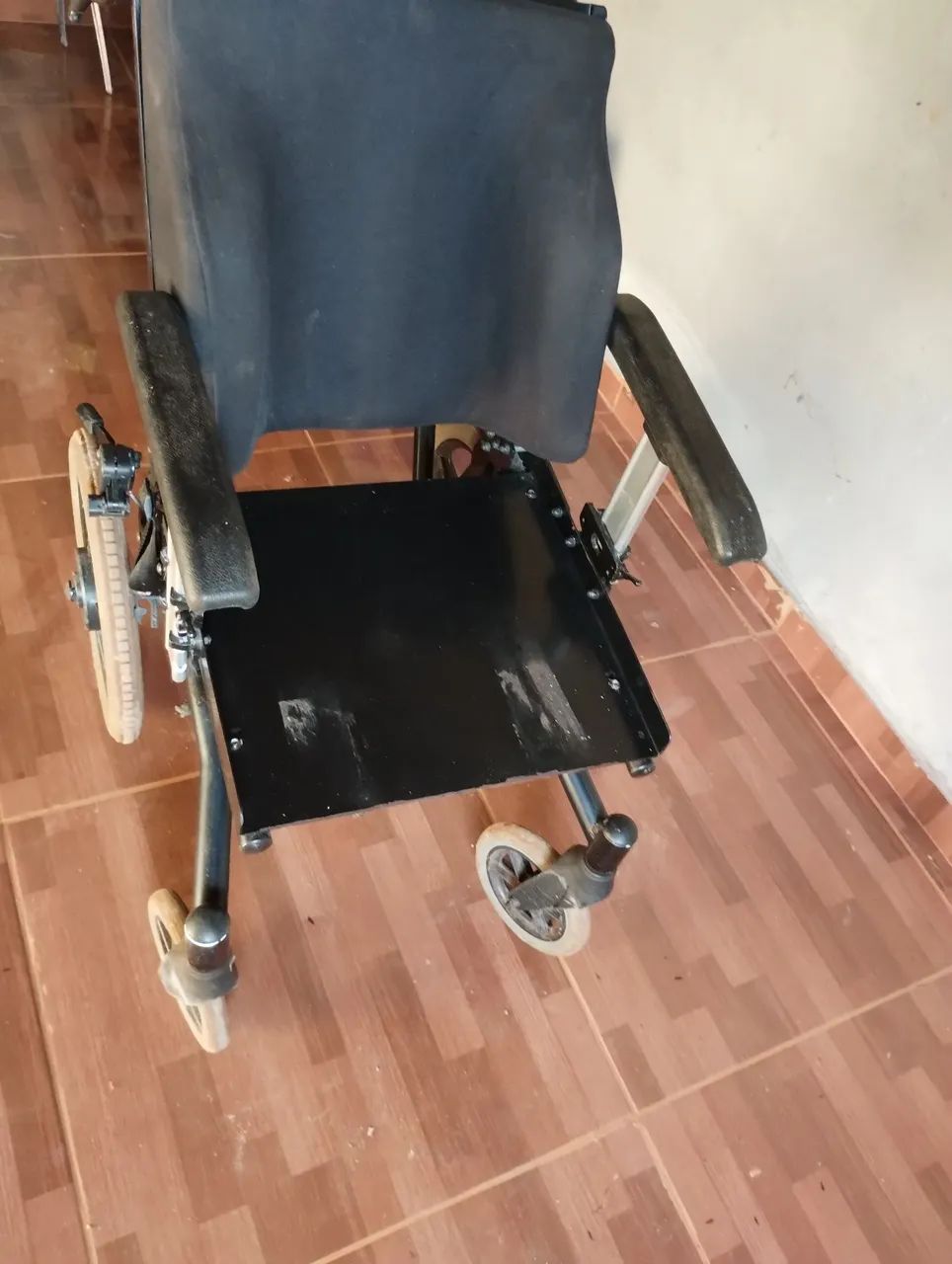 Doação de uma cadeira de roda para completa  - Foto 2