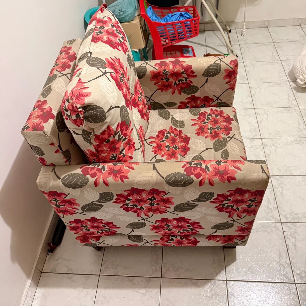 Poltrona florida muito confortável e estilosa - 71cm larg x 62cm alt x 76cm prof  - Foto 4