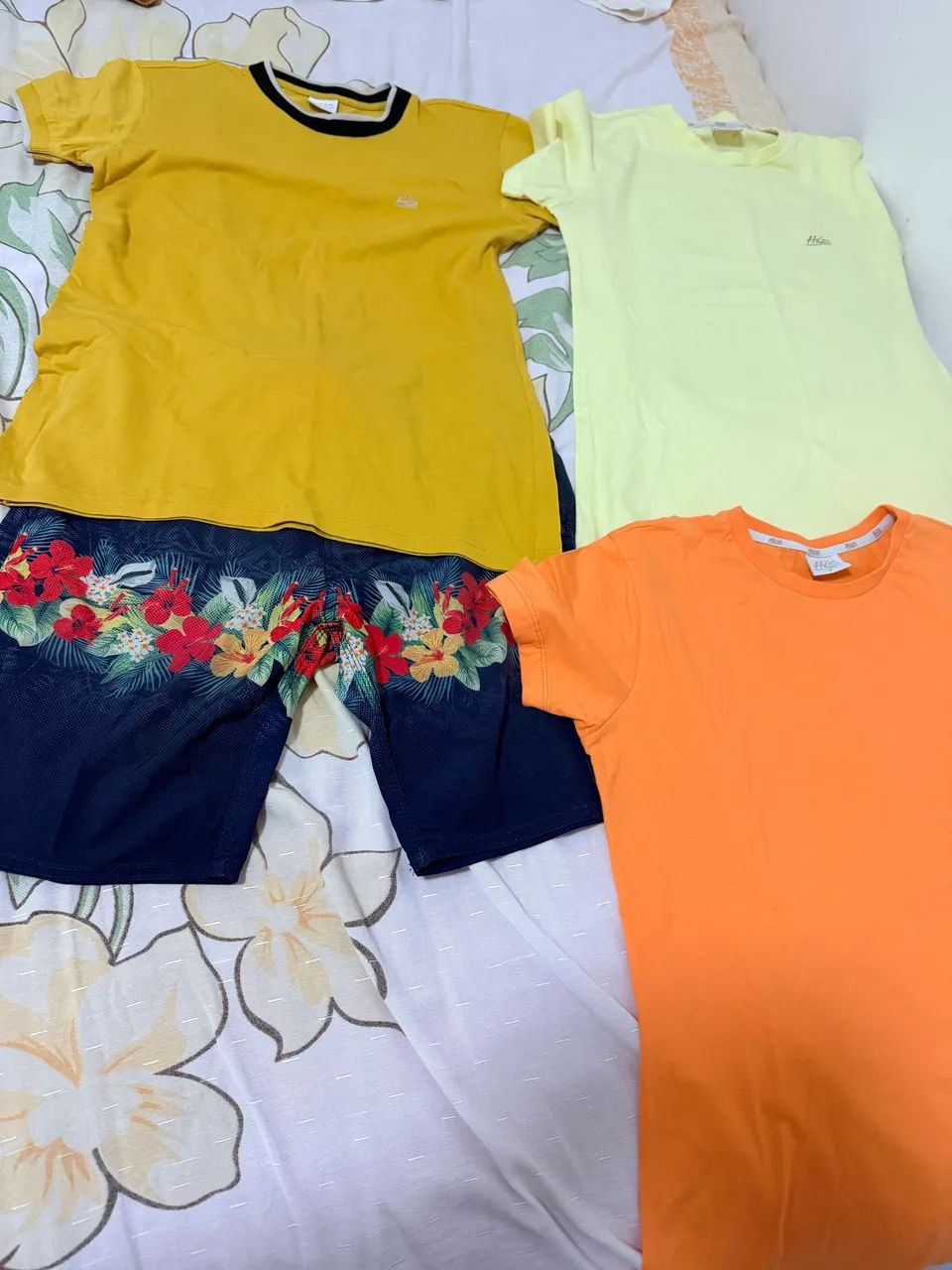 Roupas super conservadas.