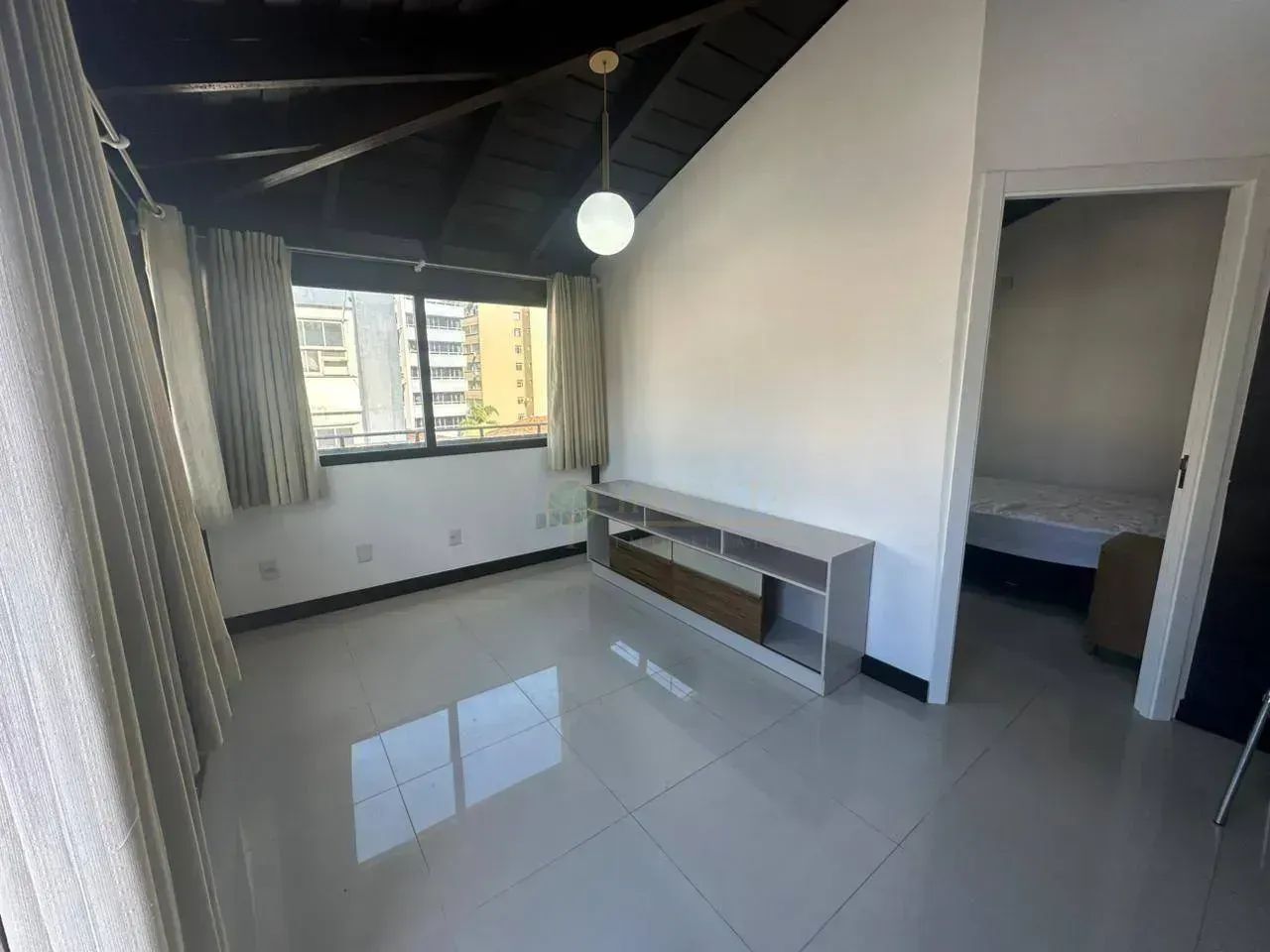 Locação | 55 m², Semi mobiliado e Terraço - Centro, em Florianópolis. - Foto 3