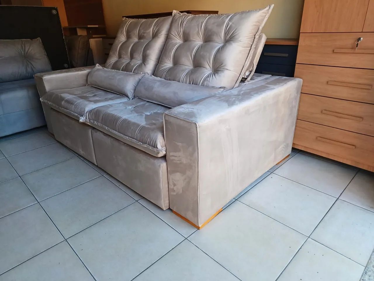 Sofá Retratil Novo Tem 2.10 De largura. - Foto 4
