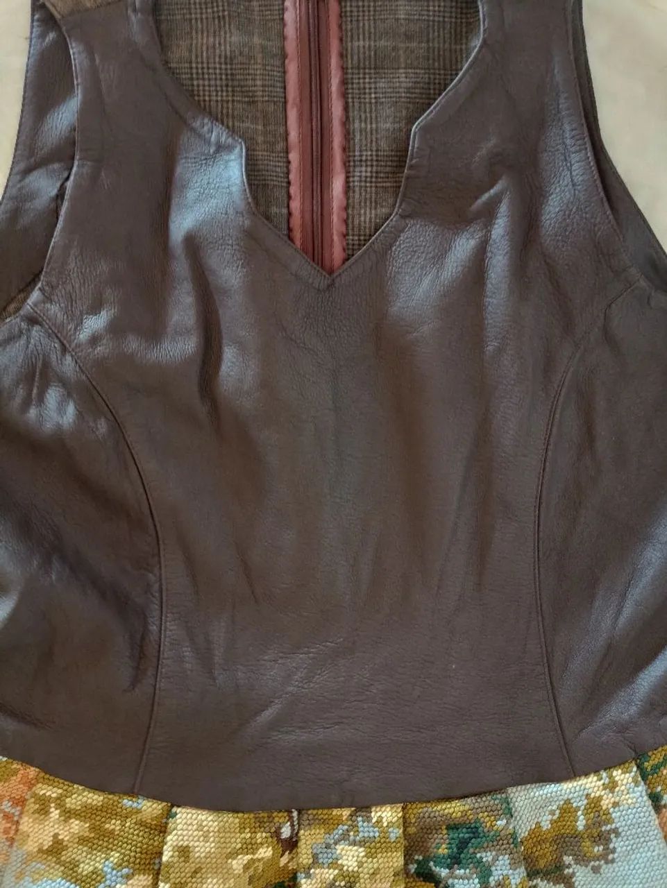 Vestido exclusivo bordado a mão, com couro legítimo  - Foto 4