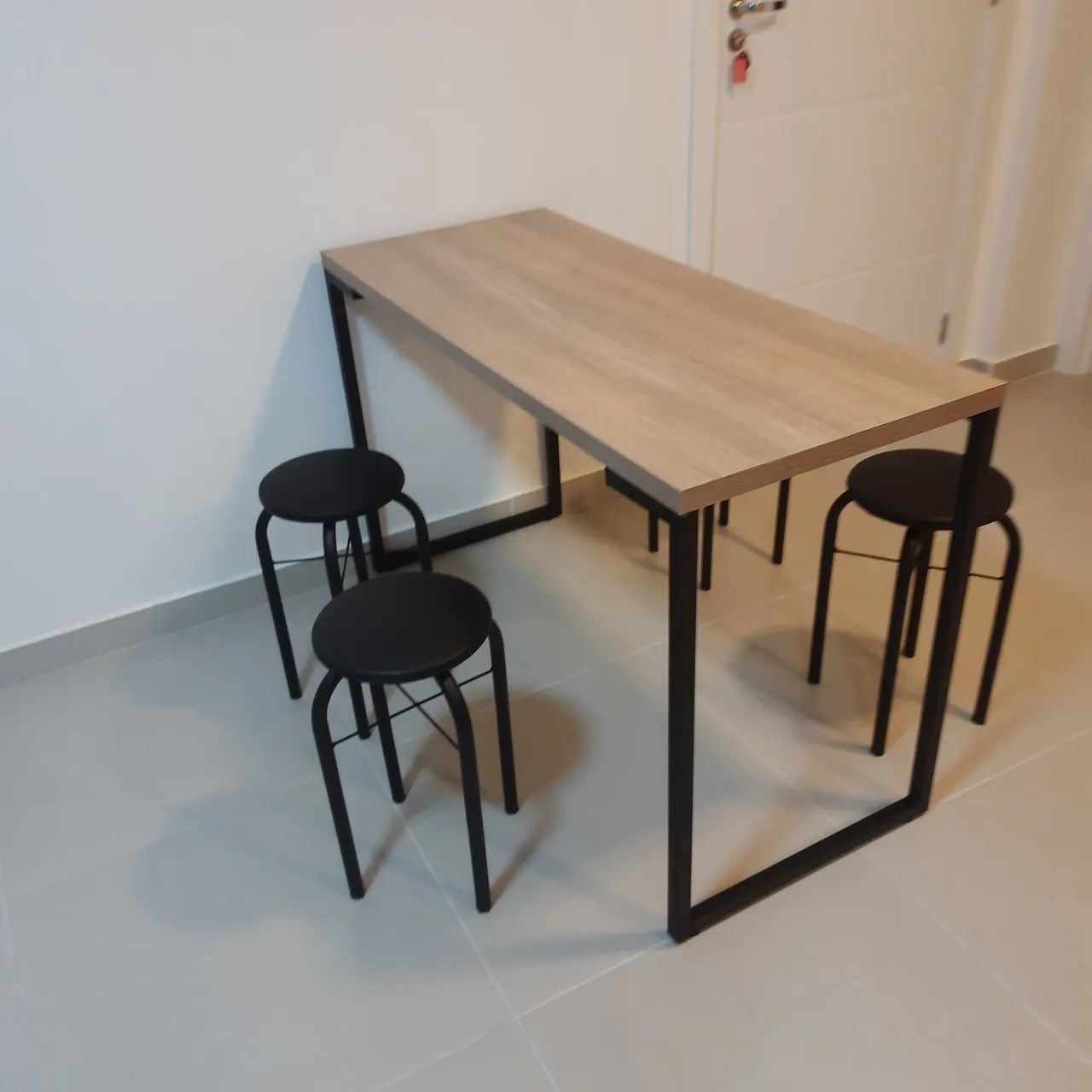 Mesa com bancos - Foto 2