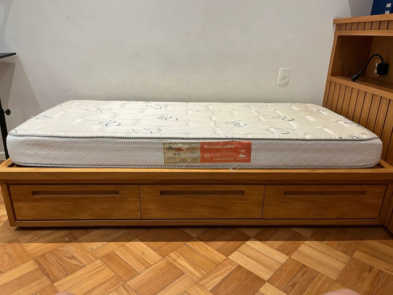 Cama de solteiro em peroba do campo com gavetas