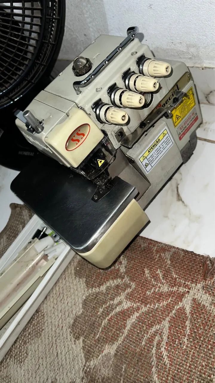 máquina de costura industrial overloque/interlock da marca Sun Special  - Foto 5