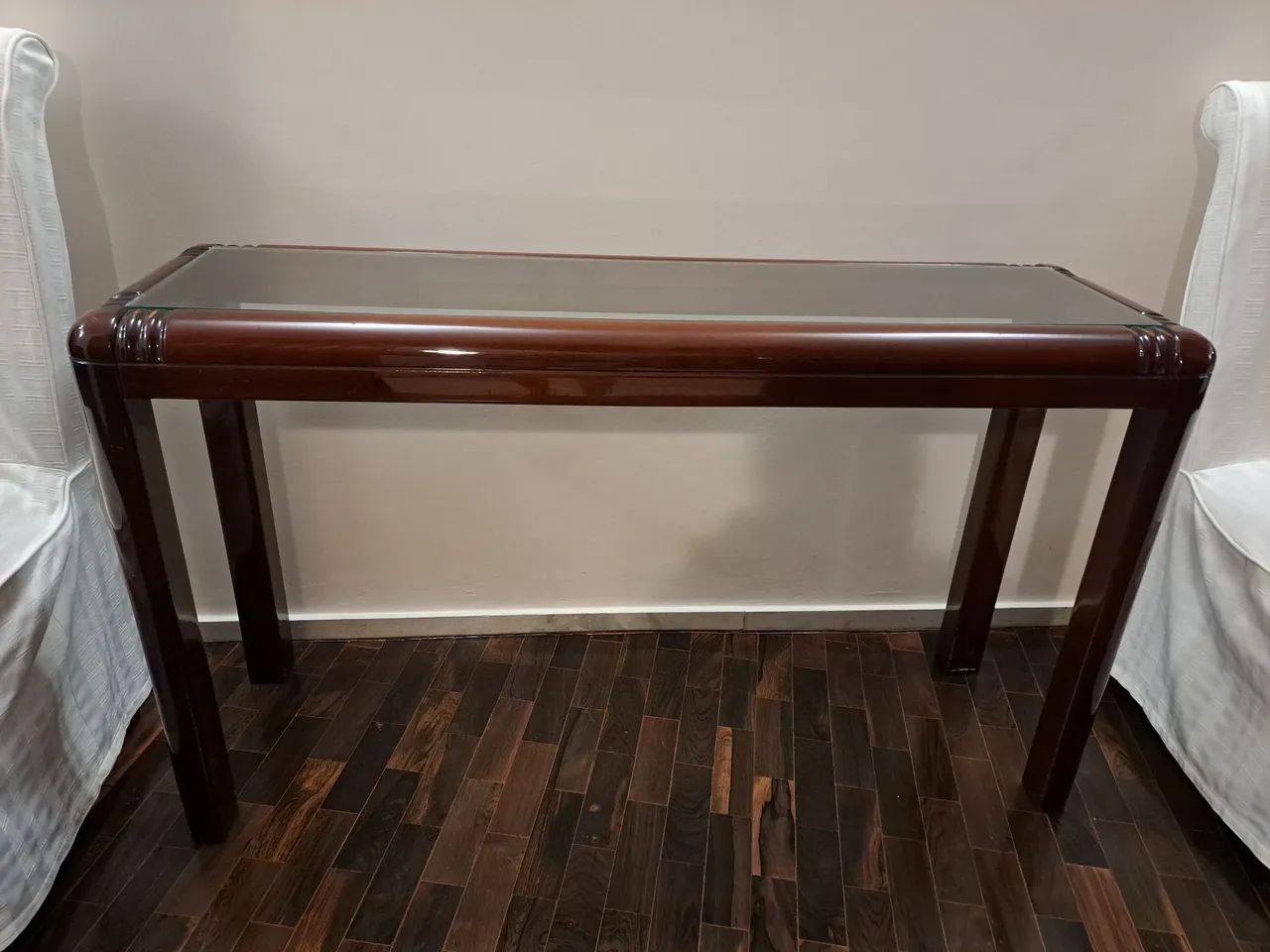 Mesa decorativa com tampo de vidro 