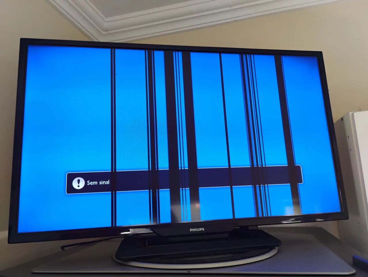 Vendo TV 32 Polegadas, com sinais de luzes .. É Bom para desmanche...marca Philips  - Foto 5