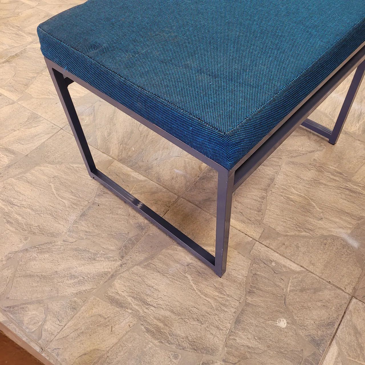Vende-se Kit com 5 Puff de Ferro Preto com assento em Linho azul - Foto 4