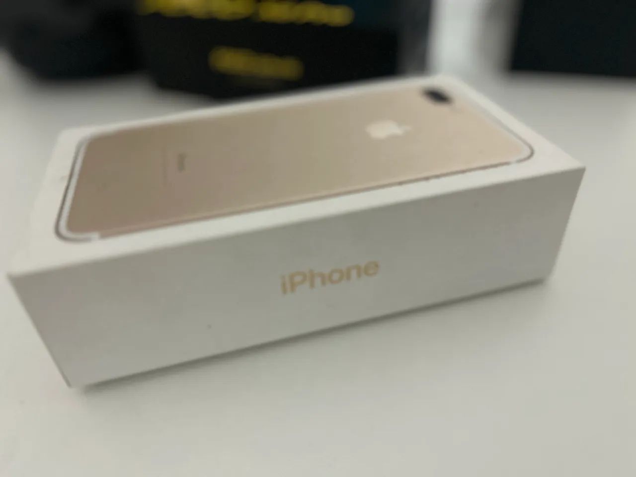 Caixa  Apple iPhone 7 Plus na cor dourada  - Foto 2