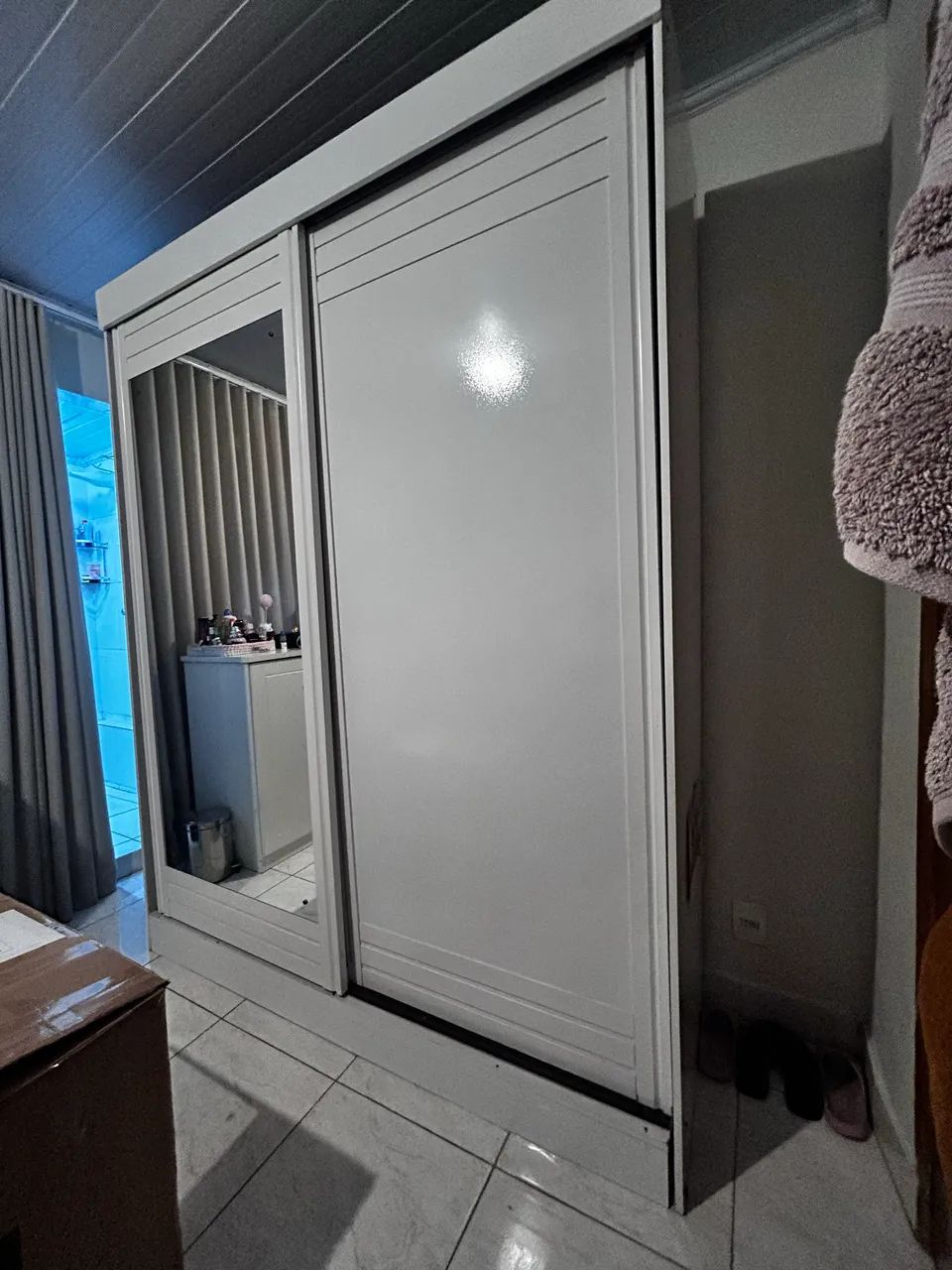 Guarda roupa branco com espelho