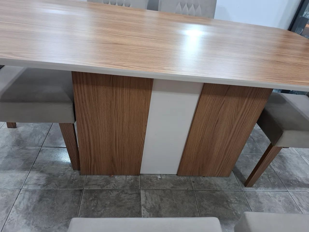 Mesa de jantar amadeirada com 6 cadeiras estofadas  - Foto 3